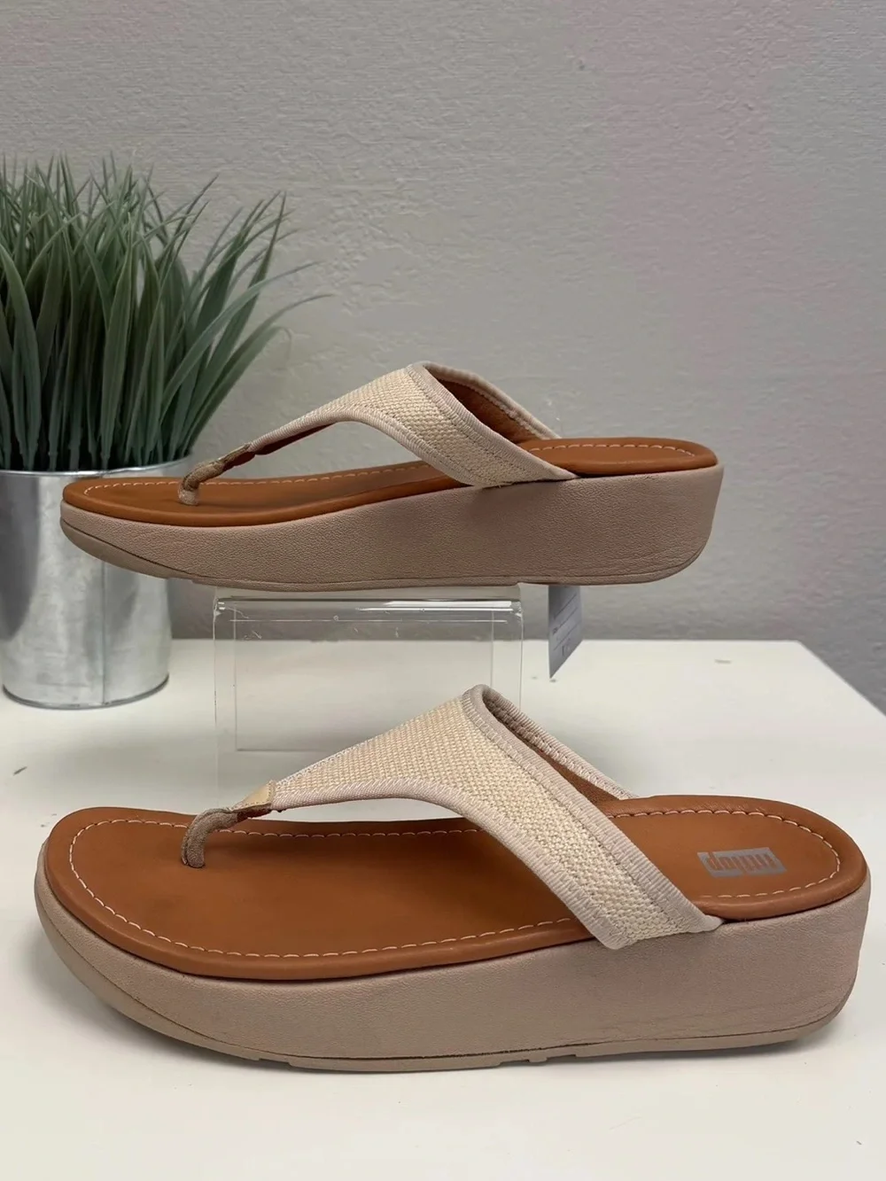 FitFlop Tan Lulu Sleek Straw Raffia Toe-Post Sandals - Size 10